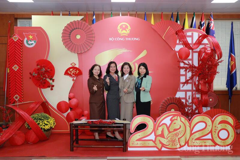 Các cán bộ, công chức, viên chức Bộ Công Thương cùng nhau lưu giữ khoảnh khắc tại trụ sở cơ quan. Ảnh: Thanh Tuấn