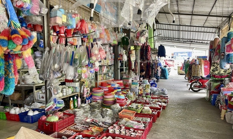 Nhiều gian hàng tại chợ truyền thống rơi vào cảnh trầm lắng trước sức ép cạnh tranh gay gắt từ thương mại điện tử và siêu thị. Ảnh minh họa.