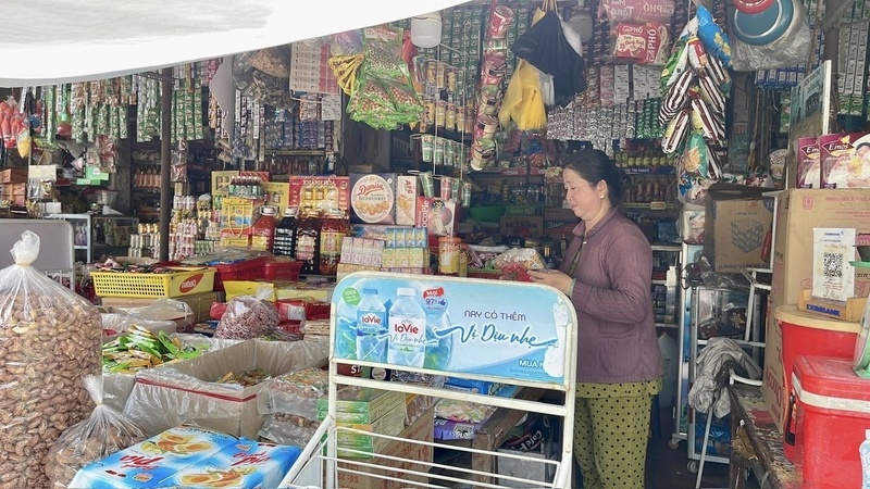 Để bắt kịp xu hướng tiêu dùng hiện đại, nhiều tiểu thương đã chủ động trang bị mã QR, chấp nhận thanh toán không dùng tiền mặt. Ảnh minh họa.