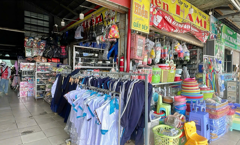 Các mặt hàng thiết yếu như đồng phục, cặp sách được bày bán bắt mắt nhưng sức mua vẫn chưa đạt kỳ vọng của tiểu thương. Ảnh minh họa.