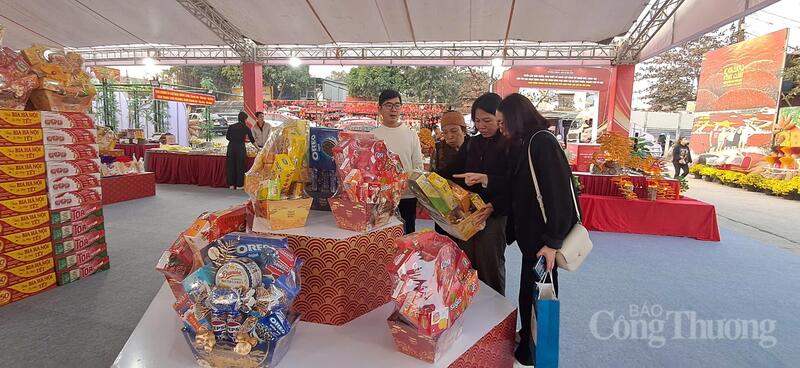 Triển lãm có quy mô khoảng 60 gian hàng tiêu chuẩn diễn ra từ ngày 28/01 đến 01/2, tại điểm du lịch Làng nghề tăm hương Quảng Phú Cầu, xã Ứng Thiên (TP. Hà Nội). Ảnh: N.H