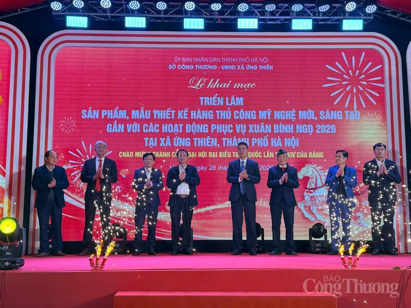 Các đại biểu cắt băng khai mạc triển lãm. Ảnh: N.V