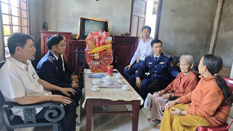 Đoàn Bộ Tư lệnh Vùng Cảnh sát biển 2 đến thăm Mẹ Việt Nam anh hùng Trần Thị Sương (xã Mỹ Thượng). Ảnh: Nam Trung