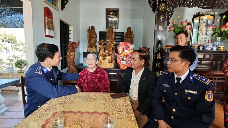 Đoàn đến thăm Mẹ Việt Nam anh hùng Bạch Thị Xữ (xã Phú Hồ). Ảnh: Nam Trung