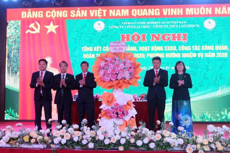 Đại diện Lãnh đạo Tập đoàn Công nghiệp Cao su Việt Nam tặng hoa chúc mừng kết quả của 2 Công ty Cổ phần Cao su Lai Châu và Lai Châu II.