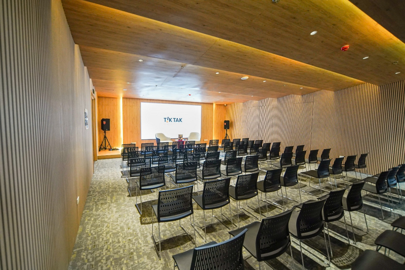 Phòng hội nghị tại TikTak Hồ Tây, được đầu tư đồng bộ về âm thanh, ánh sáng và cách âm, đáp ứng tiêu chuẩn tổ chức các cuộc họp và sự kiện quan trọng