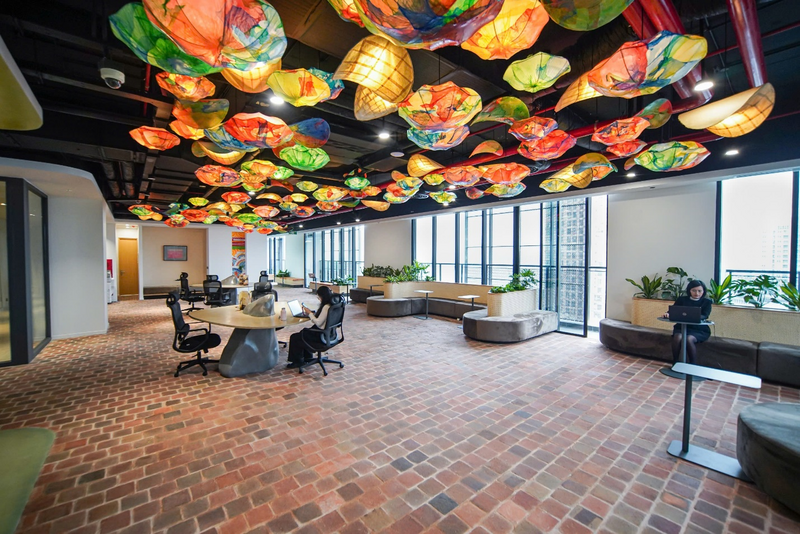 Không gian làm việc tại TikTak Hồ Tây với thiết kế linh hoạt, nhiều ánh sáng tự nhiên, tạo cảm hứng sáng tạo và kết nối