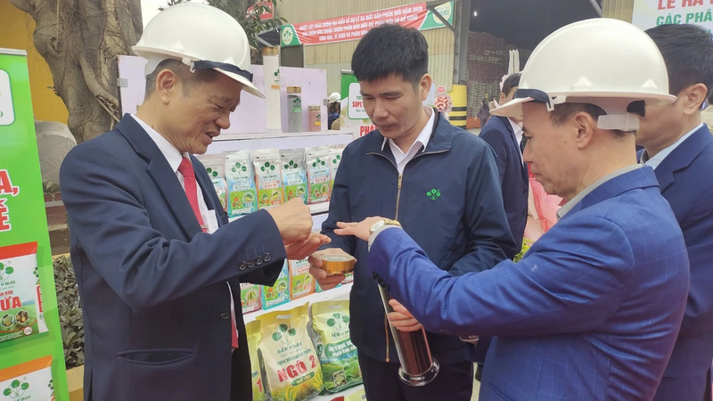 Ông Nguyễn Khang, Giám đốc Công ty CP Vật tư kỹ thuật nông nghiệp Bắc Giang - nhà phân phối của Supe Lâm Thao trao đổi với các khách hàng về sản phẩm phân hữu cơ mới ra mắt.