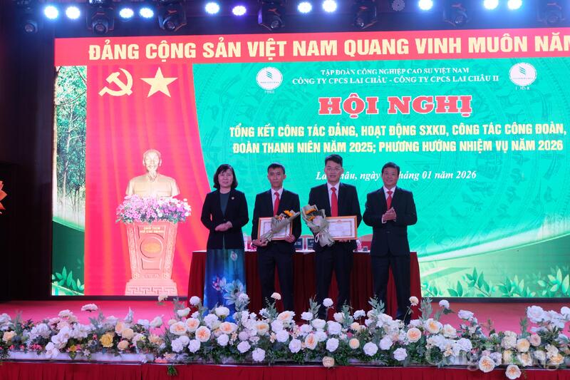 Đại diện các Tập thể có thành tích xuất sắc trong năm 2025 được khen thưởng.