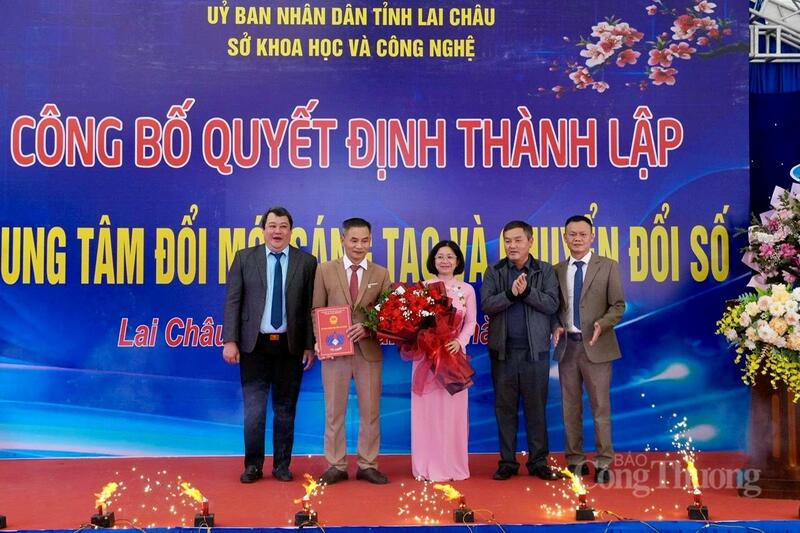 Phó Chủ tịch UBND tỉnh Lai Châu Giàng A Tính (thứ 2 từ phải sang) trao quyết định thành lập Trung tâm Đổi mới sáng tạo và Chuyển đổi số thuộc Sở Khoa học và Công nghệ