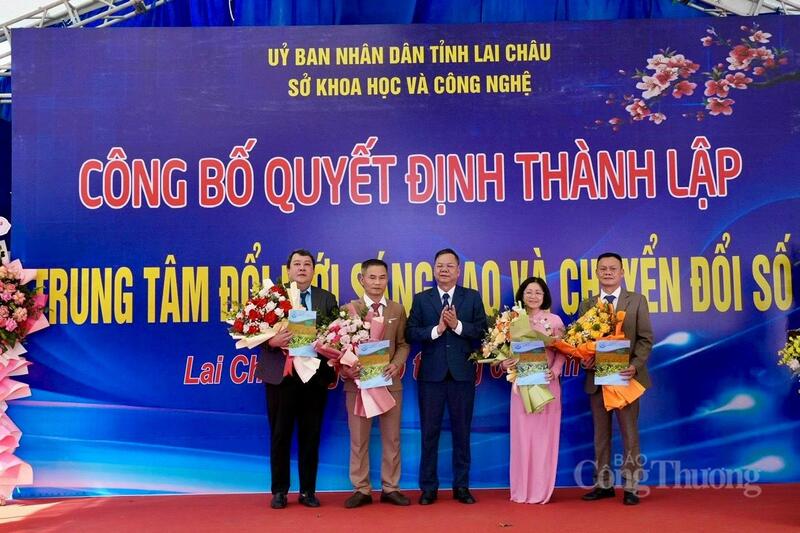 Tiến sĩ Dương Đình Đức, Tỉnh ủy viên, Giám đốc Sở Khoa học và Công nghệ (đứng giữa) trao quyết định bổ nhiệm Lãnh đạo Trung tâm Đổi mới sáng tạo và Chuyển đổi số
