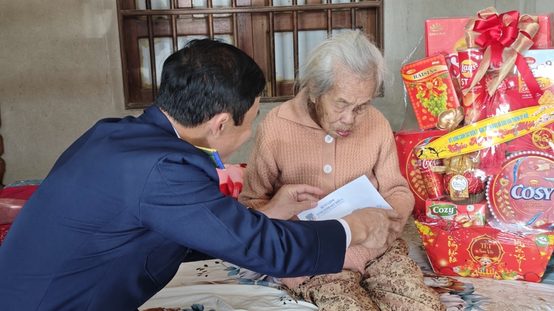 Đoàn đến thăm Mẹ Việt Nam anh hùng Tống Thị Nhơn (xã Phú Hồ). Ảnh: Nam Trung