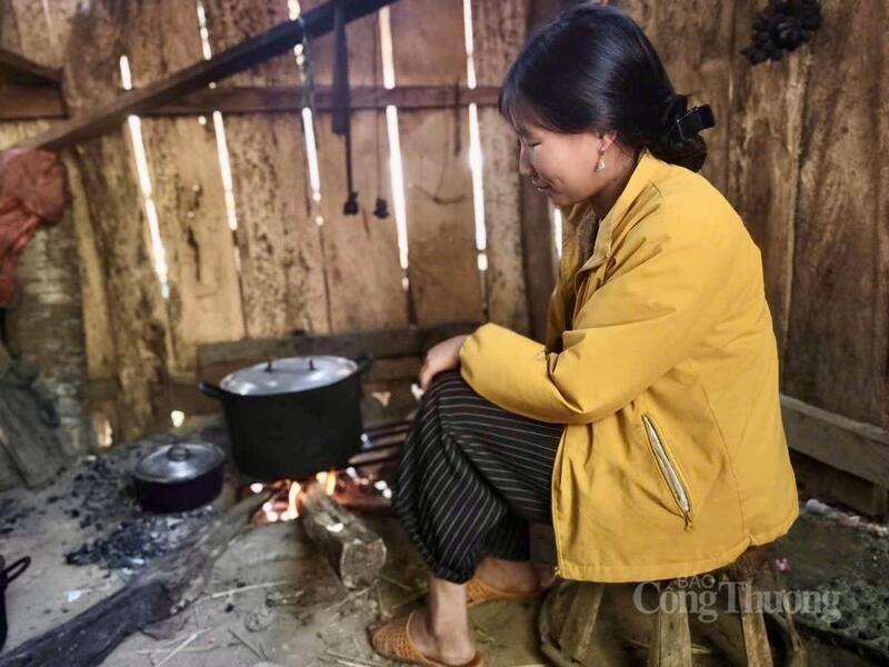 Không có điện, người dân bản Tia Ma Mủ còn gặp nhiều khó khăn trong sinh hoạt.