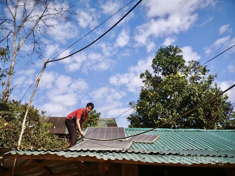 Nhiều hộ dân trong bản Tia Ma Mủ vay mượn, tích cóp để đầu tư hệ thống năng lượng mặt trời.