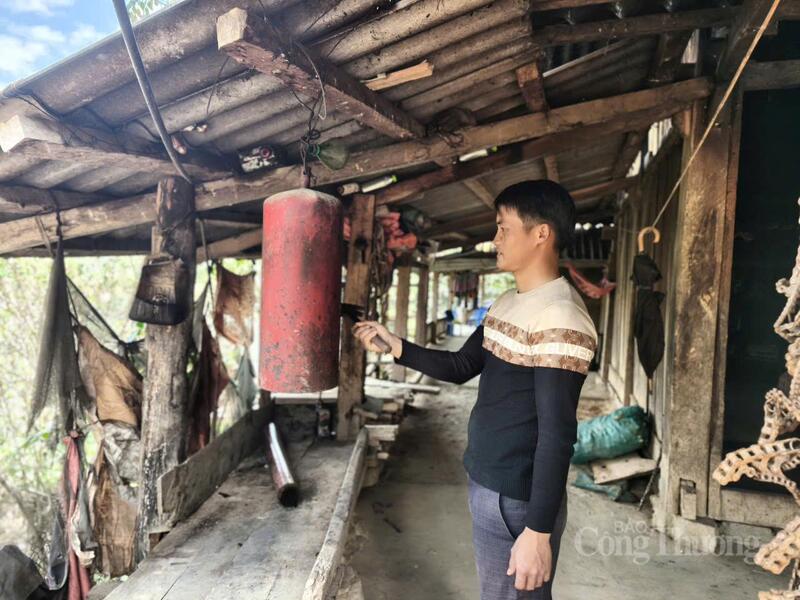 Mỗi khi muốn họp bản, Trưởng, phó bản phải dùng kẻng để thông báo tới người dân.