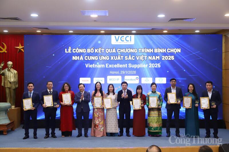 Đại diện doanh nghiệp chứng nhận Nhà cung ứng xuất sắc Việt Nam 2025. Ảnh: HT