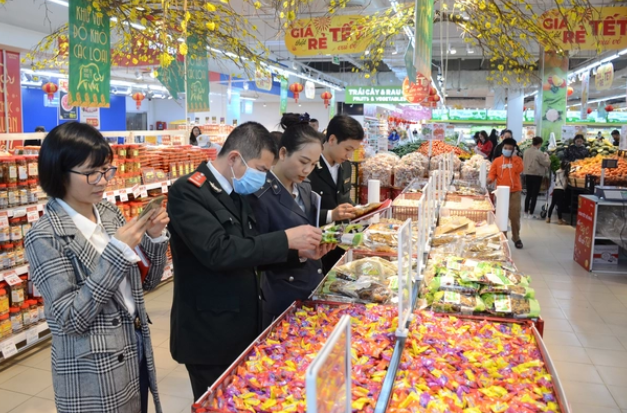 Nghệ An tăng cường kiểm tra ATTP dịp tết nguyên đán. Ảnh: Thành Chung