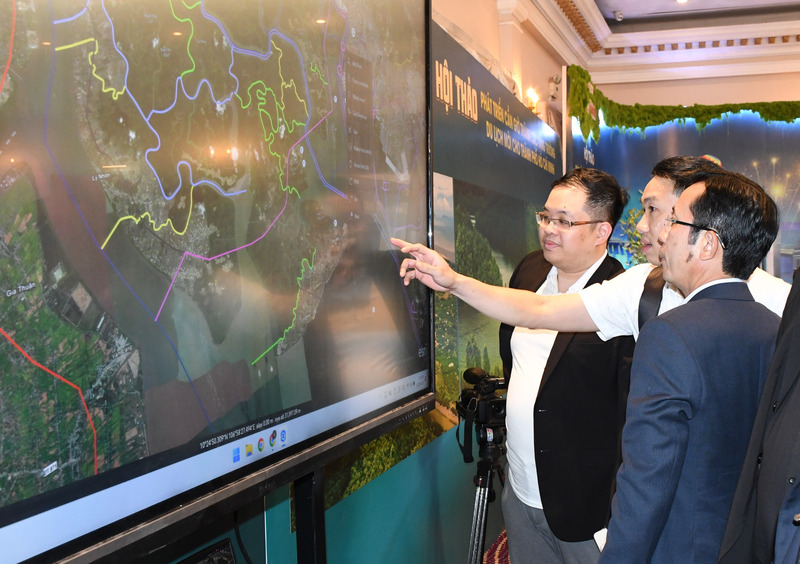 Đại biểu xem triển lãm trực quan, giới thiệu bản đồ số về hạ tầng, đô thị, du lịch Cần Giờ. Ảnh: Minh Khuê.