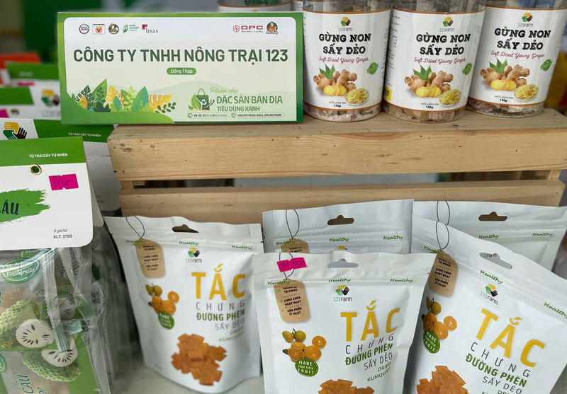 Người tiêu dùng TP. Hồ Chí Minh có cơ hội mua sắm những sản phẩm độc đáo, đặc sản bản địa vùng miền tại phiên chợ. Ảnh: Minh Khuê.