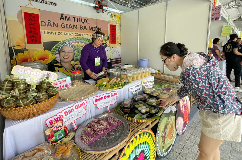 Phiên chợ có góp mặt của nhiều đặc sản tiêu biểu đến từ 18 tỉnh, thành trên cả nước, phản ánh sự phong phú của tài nguyên bản địa Việt Nam. Ảnh: Minh Khuê.