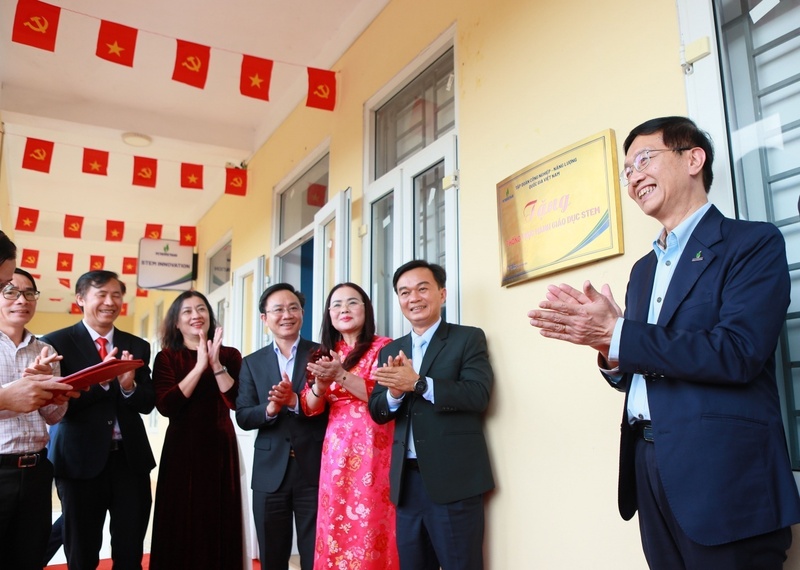 Đồng chí Trần Quang Dũng, Phó Bí thư thường trực Đảng ủy Petrovietnam và các đại biểu thực hiện nghi thức khánh thành phòng STEM tại Trường TH&THCS số 2 Trường Thủy (xã Trường Phú, Quảng Trị).