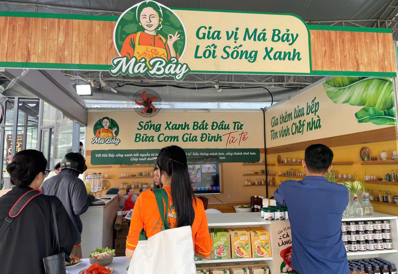 Nhiều doanh nghiệp lựa chọn phiên chợ làm điểm giới thiệu các bộ sản phẩm Tết được đầu tư kỹ lưỡng về chất lượng, mẫu mã và câu chuyện thương hiệu. Ảnh: Minh Khuê.