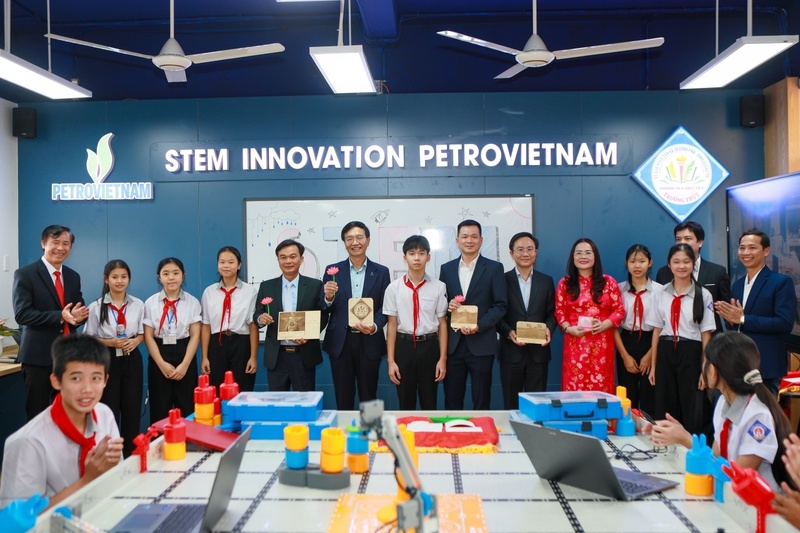 Các em học sinh Trường TH&THCS số 2 Trường Thủy (xã Trường Phú, Quảng Trị) dành tặng đại biểu những phần quà do các em tự thiết kế.