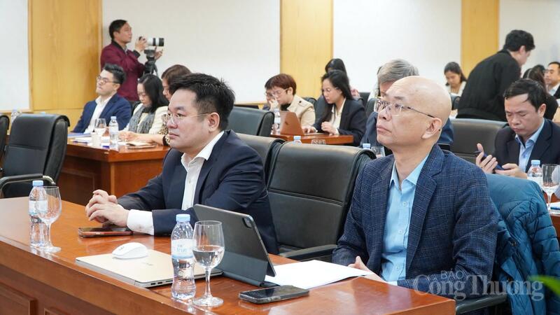 Các đại biểu theo dõi các thông tin về Hội chợ Mùa Xuân 2026 được chia sẻ tại họp báo (Ảnh: Minh Trang)