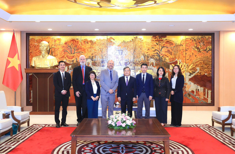 Lãnh đạo TP. Hà Nội chụp ảnh cùng đoàn Đại sứ Thụy Sĩ tại Việt Nam. Ảnh: L.P