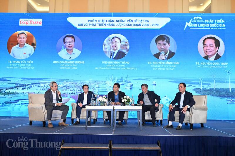 Phiên thảo luận với chủ đề “Những vấn đề đặt ra đối với phát triển năng lượng giai đoạn 2026 - 2030”. Ảnh: Cấn Dũng