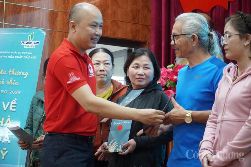 Chương trình là sự động viên, hỗ trợ kịp thời để người dân còn khó khăn có thêm điều kiện vui xuân đón Tết tốt hơn.