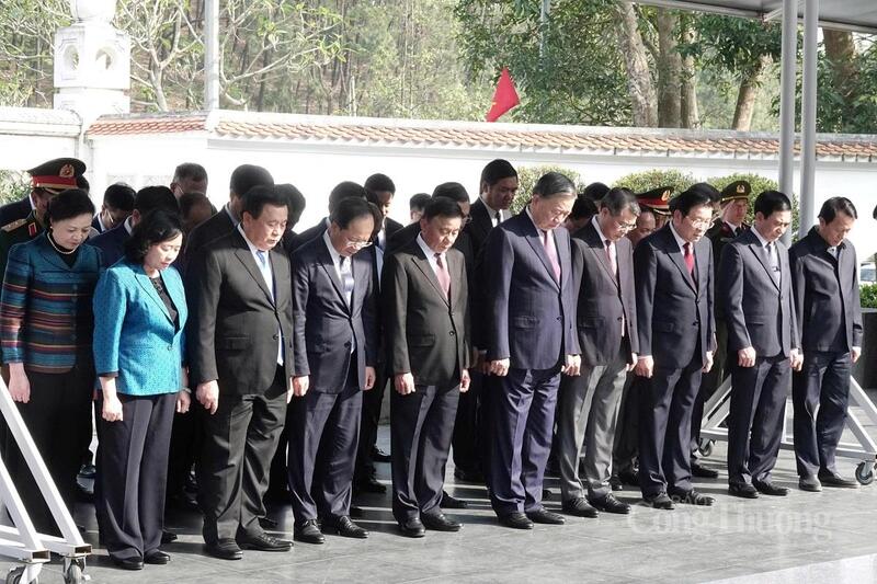 Tổng Bí thư Tô Lâm cùng Đoàn công tác Trung ương dâng hương tại Hà Tĩnh. Ảnh: Trọng Tùng