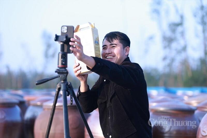 Cơ sở sản xuất nước mắm ở Hà Tĩnh đẩy mạnh bán hàng trên không gian số. Ảnh: Nhân vật cung cấp.