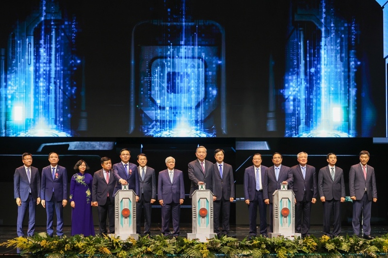 Tổng Bí thư Tô Lâm, Thủ tướng Chính phủ Phạm Minh Chính và lãnh đạo Petrovietnam thực hiện nghi thức khởi động chương trình STEM Innovation Petrovietnam - Kiến tạo tương lai xanh vào tháng 9/2025.