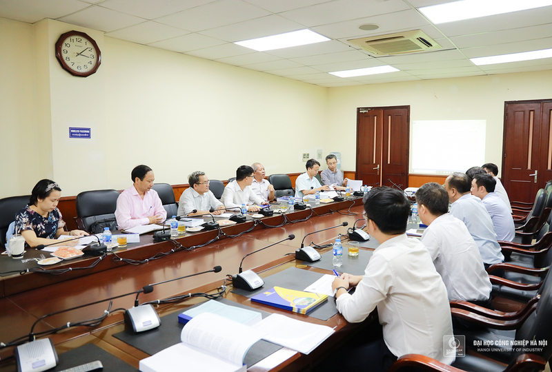 Hội đồng nghiệm thu đề tài nghiên cứu khoa học công nghệ cấp Bộ. Ảnh: HaUI