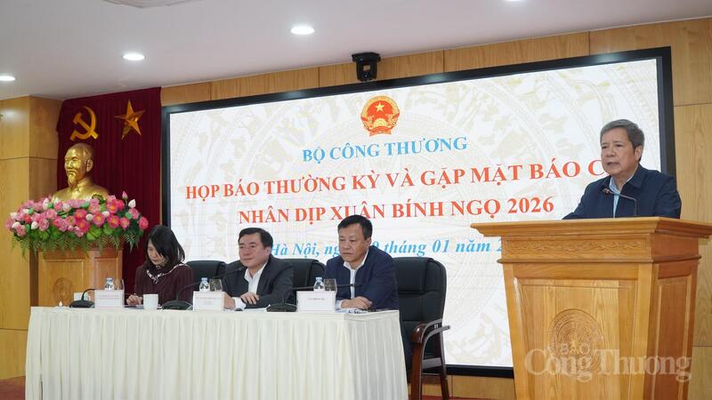 Phó Cục trưởng Cục Điện lực - ông Bùi Quốc Hùng thông tin về cung ứng điện tại Họp báo thường kỳ quý IV/2025 của Bộ Công Thương. Ảnh: Minh Trang