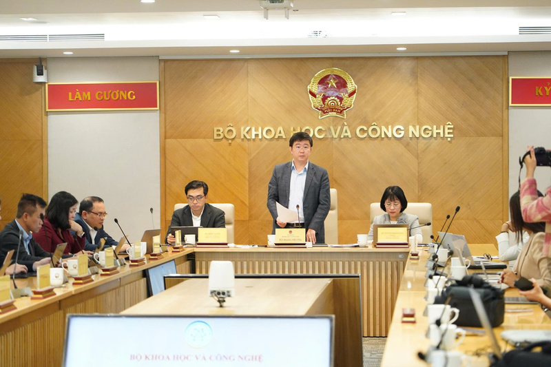 Thứ trưởng Bộ Khoa học và Công nghệ Bùi Hoàng Phương chủ trì buổi họp báo