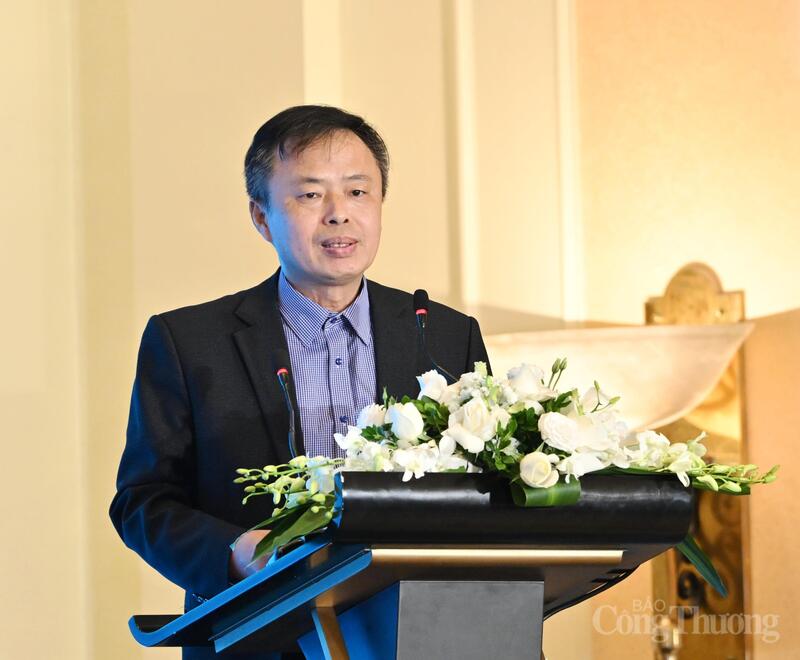 TS. Dư Văn Toán - Chuyên gia về môi trường, biển và hải đảo, Viện Khoa học Khí tượng Thủy văn, Môi trường và Biển (Bộ Nông nghiệp và Môi trường) đã trình bày những điểm mới của Nghị quyết 253 tại ''Diễn đàn hiện thực hoá cơ chế, chính sách phát triển năng lượng quốc gia giai đoạn 2026 - 2030''. Ảnh: Cấn Dũng