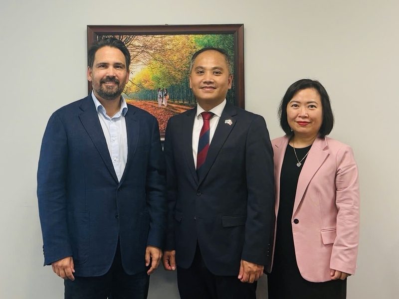 Luật sư Simon Bridges, Đại sứ Phan Minh Giang và đại diện Cơ quan Thương vụ Đại sứ quán Việt Nam tại New Zealand. Ảnh: Hữu Tùng