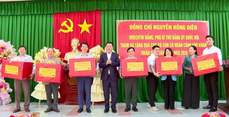 Phó Bí thư Đảng ủy Quốc hội Nguyễn Hồng Diên trao quà tặng Tỉnh ủy, HĐND, UBND, Ủy ban MTTQ Việt Nam, Đoàn Đại biểu Quốc hội tỉnh Gia Lai