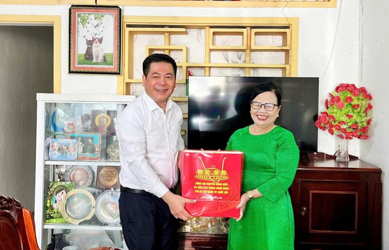 Phó Bí thư Đảng ủy Quốc hội Nguyễn Hồng Diên thăm, tặng quà Anh hùng Lực lượng vũ trang Nhân dân Nguyễn Thị Phúc