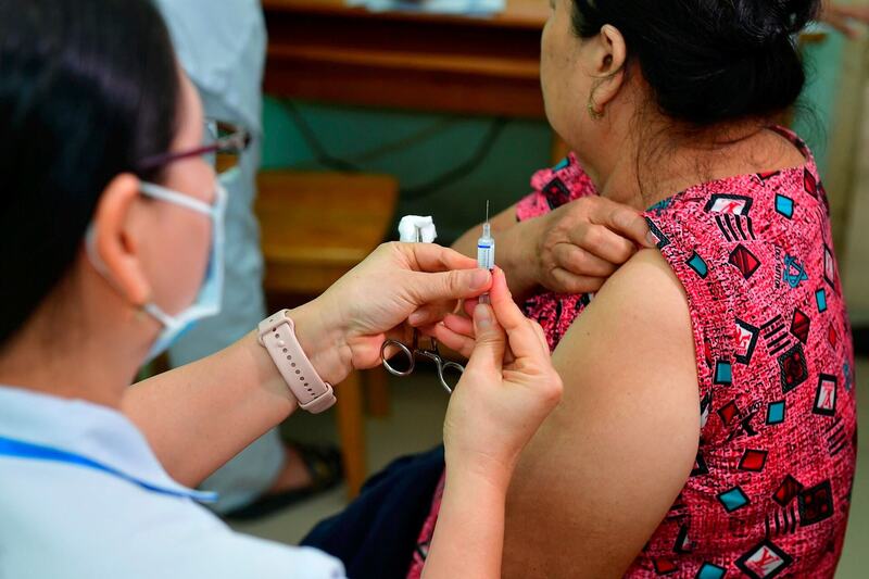 Người cao tuổi tại phường An Phú Đông (TP. Hồ Chí Minh) được tiêm ngừa vắc xin cúm miễn phí trong khuôn khổ chương trình do HCDC phối hợp Quỹ Hy Vọng và Sanofi triển khai.