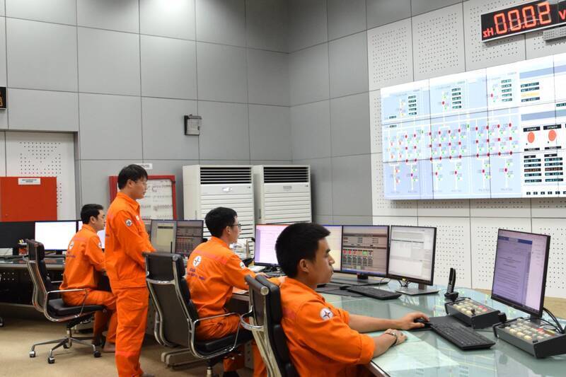 C&ocirc;ng nh&acirc;n Nh&agrave; m&aacute;y thủy điện Sơn La vận h&agrave;nh hệ thống điều khiển điều phối điện. Ảnh: Trường Sơn
