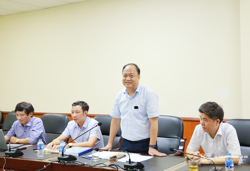 TS.Nguyễn Văn Thiện - Chủ nhiệm đề tài báo cáo trước Hội đồng. Ảnh: HaUI