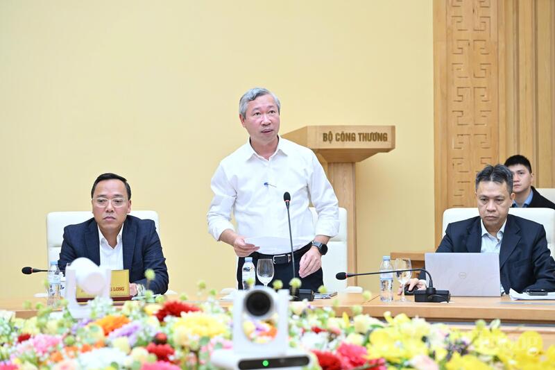 Cục trưởng Cục Điện lực Phạm Nguyên Hùng báo cáo tóm tắt các nhiệm vụ Đảng, Nhà nước, Chính phủ giao cho Bộ Công Thương trong phát triển, đảm bảo các nguồn điện.