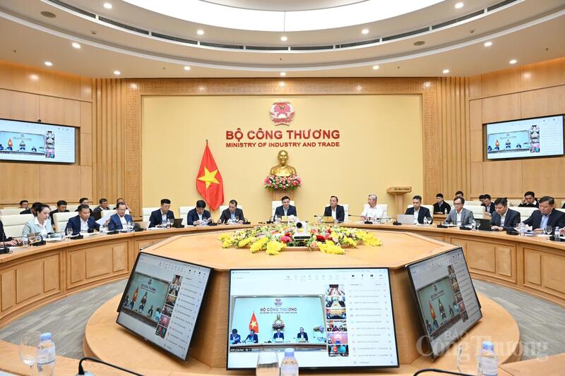 Quyền Bộ trưởng Bộ Công Thương Lê Mạnh Hùng chủ trì hội nghị.