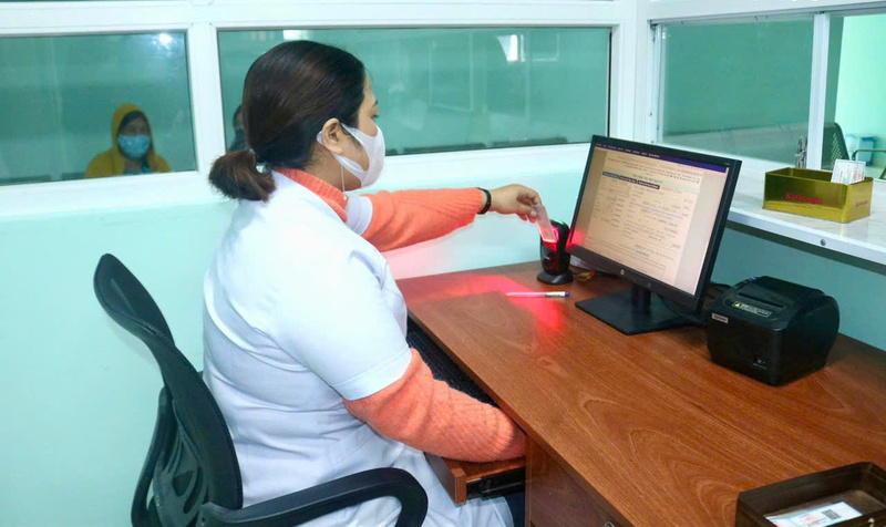 Thủ tục được rút gọn, tạo thuận lợi cho người bệnh và nhân viên y tế. Ảnh: Tuệ Lâm