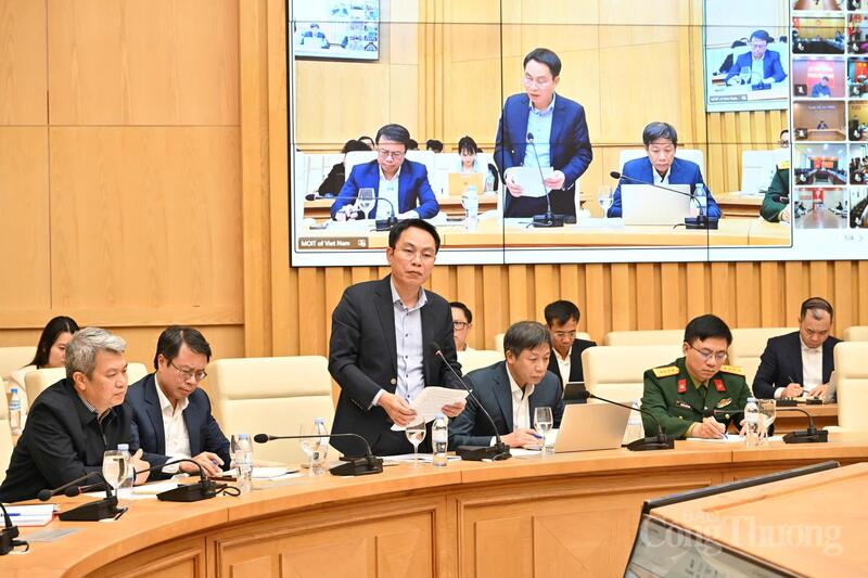 Lãnh đạo Tập đoàn Công nghiệp Than - Khoáng sản Việt Nam phát biểu tại hội nghị.