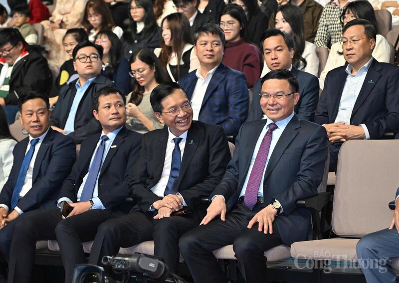 Đồng chí Lê Mạnh Hùng - Uỷ viên Ban Chấp hành Trung ương Đảng, Bí thư Đảng uỷ, Quyền Bộ trưởng Bộ Công Thương tham dự chương trình.