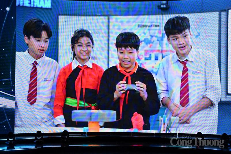 Đối với các em học sinh vùng cao, việc được trực tiếp tìm hiểu mô hình STEM mang đến những trải nghiệm học tập mới mẻ, mở ra cơ hội tiếp cận khoa học, công nghệ ngay từ môi trường học đường.